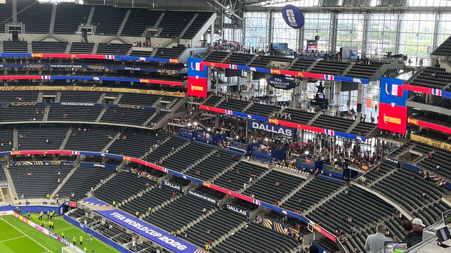 Les premiers supporters sont déjà arrivés à l'AT&T Stadium avant France-Espagne au Mondial, le 14 juillet 2026