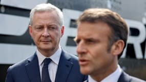 Le président Emmanuel Macron (d) et le ministre de l'Economie Bruno Le Maire en déplacement à Bergerac, le 11 avril 2024 en Dordogne
