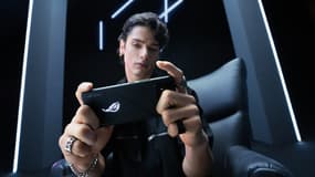L'Asus ROG Phone 8 Pro avec son écran animé au dos