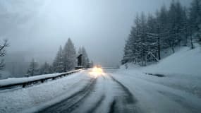Une route sous la neige
