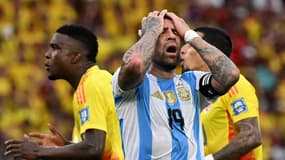 Nicolas Otamendi ne comprend pas la décision de l'arbitre d'accorder un penalty après une faute sur Daniel Munoz lors de Colombie-Argentine (2-1, qualifs Coupe du monde 2026), le 10 septembre 2024