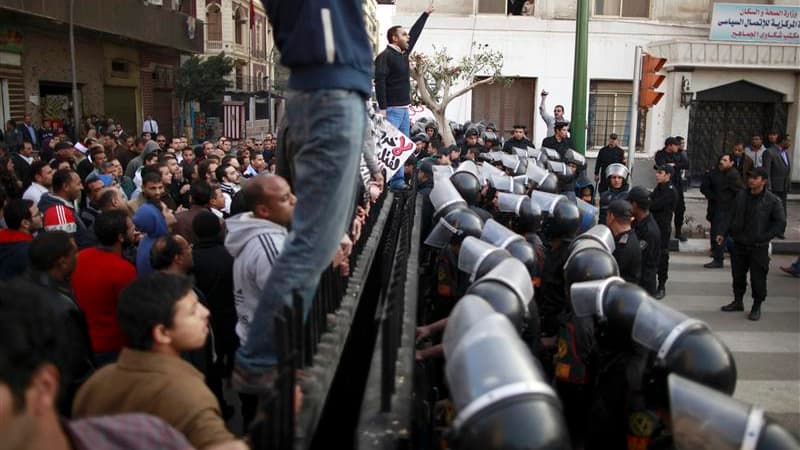 Des milliers d'Égyptiens en colère après la mort mercredi d'au moins 74 personnes dans le stade de football de Port-Saïd ont manifesté jeudi dans le centre du Caire. Ils réclament la tête du ministre de l'Intérieur et du chef du Conseil suprême des forces