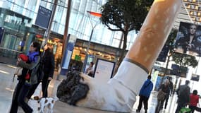 Une cigarette installée à la gare St Charles à Marseille, pour sensibiliser les usagers de la SNCF