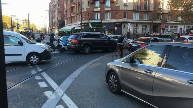 Des voitures à un carrefour parisien