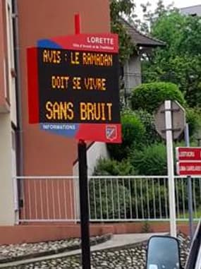 Propos discriminatoire sur un panneau d'information de la commune de Lorette - Témoins BFMTV