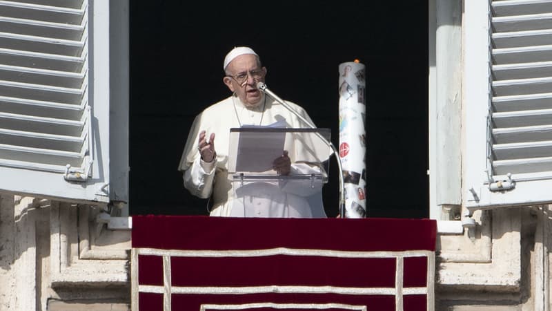 Le pape François énonce la prière de l'Angélus place Saint-Pierre au Vatican le 9 décembre 2018