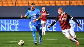 Dimitri Payet face à Melvin Bard lors de Nice-OM en L1, le 27 octobre 2021