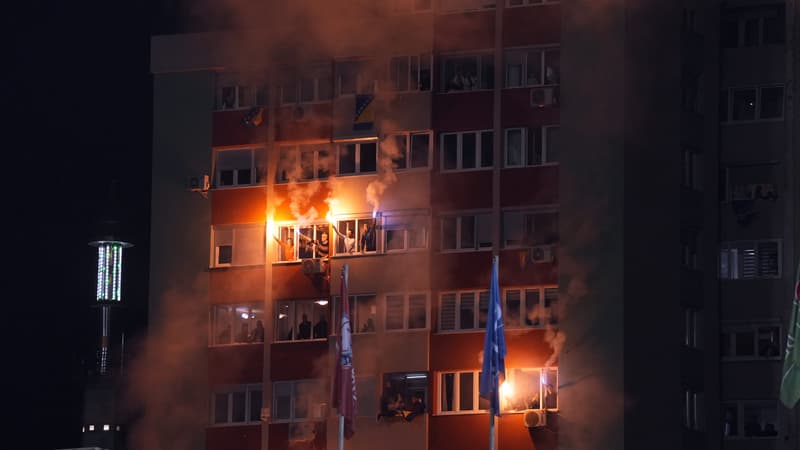 Bosnie-Italie: les images impressionnantes du craquage de fumigènes des supporters bosniens depuis les balcons d'un immeuble