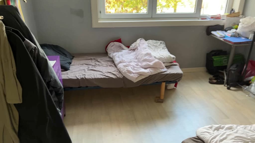 Les chambres sont réduites au strict nécessaire comme dans le centre de Douai.