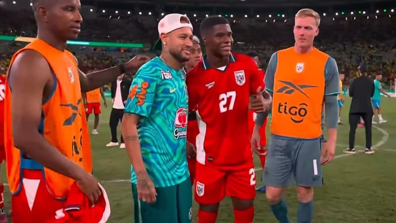 Brésil: joueurs, remplaçants, staff... la procession du Panama pour prendre une photo avec Neymar
