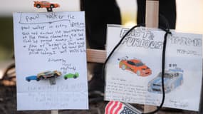 Les fans de Paul Walker ont déposé sur les lieux de l'accident des fleurs des bougies et des petites voitures.