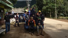 Des secours attendent près de la grotte Tham Luang en Thaïlande, où douze enfants et un adulte étaient coincés depuis plusieurs jours