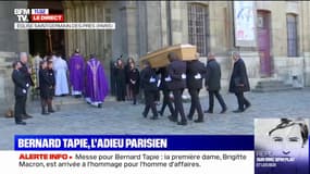 Le cercueil de Bernard Tapie entre dans l'église de Saint-Germain-des-Près à Paris
