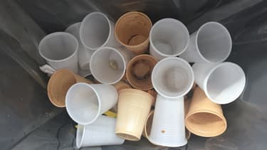 Une fois le café bu, le gobelet plastique vient gonfler la masse des déchets. Sauf s'il est réutilisable.