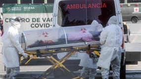 Les ambulanciers paramédicaux déplacent un patient soupçonné d'être infecté par le nouveau coronavirus à l'hôpital de la police militaire, à Mexico, le 30 décembre 2020. (Photo d'illustration)