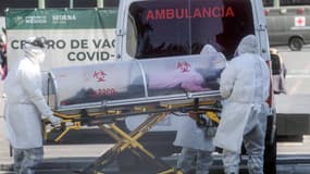 Les ambulanciers paramédicaux déplacent un patient soupçonné d'être infecté par le nouveau coronavirus à l'hôpital de la police militaire, à Mexico, le 30 décembre 2020. (Photo d'illustration)