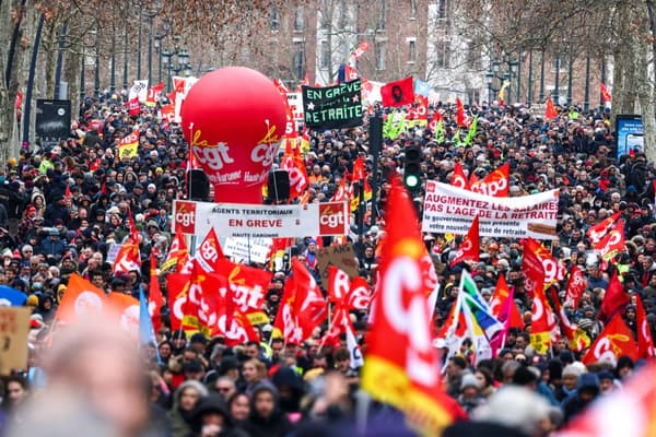 Des manifestants lors du rassemblement contre la réforme des retraites, à Toulouse, le 7 février 2023.