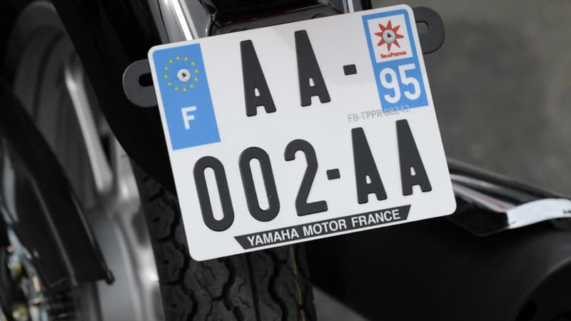 A partir de ce samedi, 1er juillet, toutes les motos neuves comme d'occasion doivent disposer d'une plaque d'immatriculation 21 par 13 centimètres. Sous peine d'une amende de 135 euros.