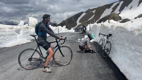 Des cyclistes ravis de pouvoir enfin franchir le col de l’Izoard (Hautes-Alpes)