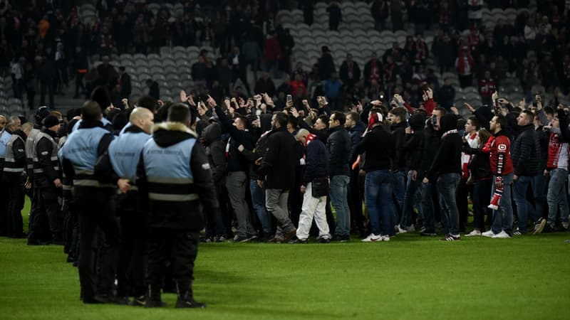 Des supporters lillois envahissent le terrain le 10 mars 2018