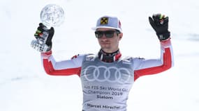 Marcel Hirscher avec le petit globe du slalom à Soldeu (Andorre), le 17 mars 2019