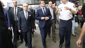 Le Premier ministre Manuel Valls, accompagné du ministre de l'Intérieur, Bernard Cazeneuve, a arpenté les quais et les couloirs de la gare Montparnasse.