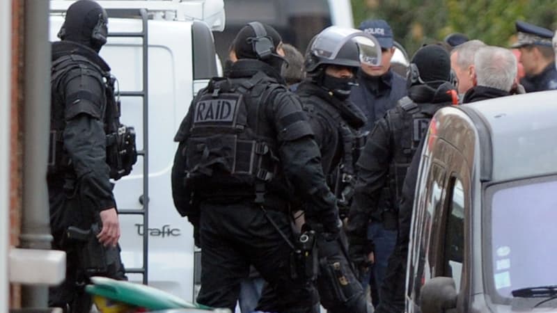 Les policiers du RAID préparent l'assaut au domicile de Mohamed Merah le 22 mars 2012 à Toulouse