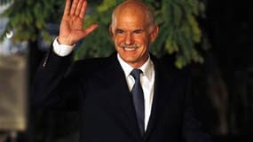 George Papandreou à son arrivée au palais présidentiel, mercredi, pour un entretien avec le président grec. Le Premier ministre a démissionné de ses fonctions, comme attendu, mais sans citer le nom de son successeur. Selon des sources politiques, le prési