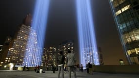 Deux halos de lumière, qui s'élèvent à 6 kilomètres de haut, représentent les tours jumelles détruites après les attentats du 11-septembre.