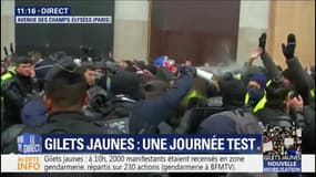 Gilets jaunes: la situation commence à se tendre sur les Champs-Élysées