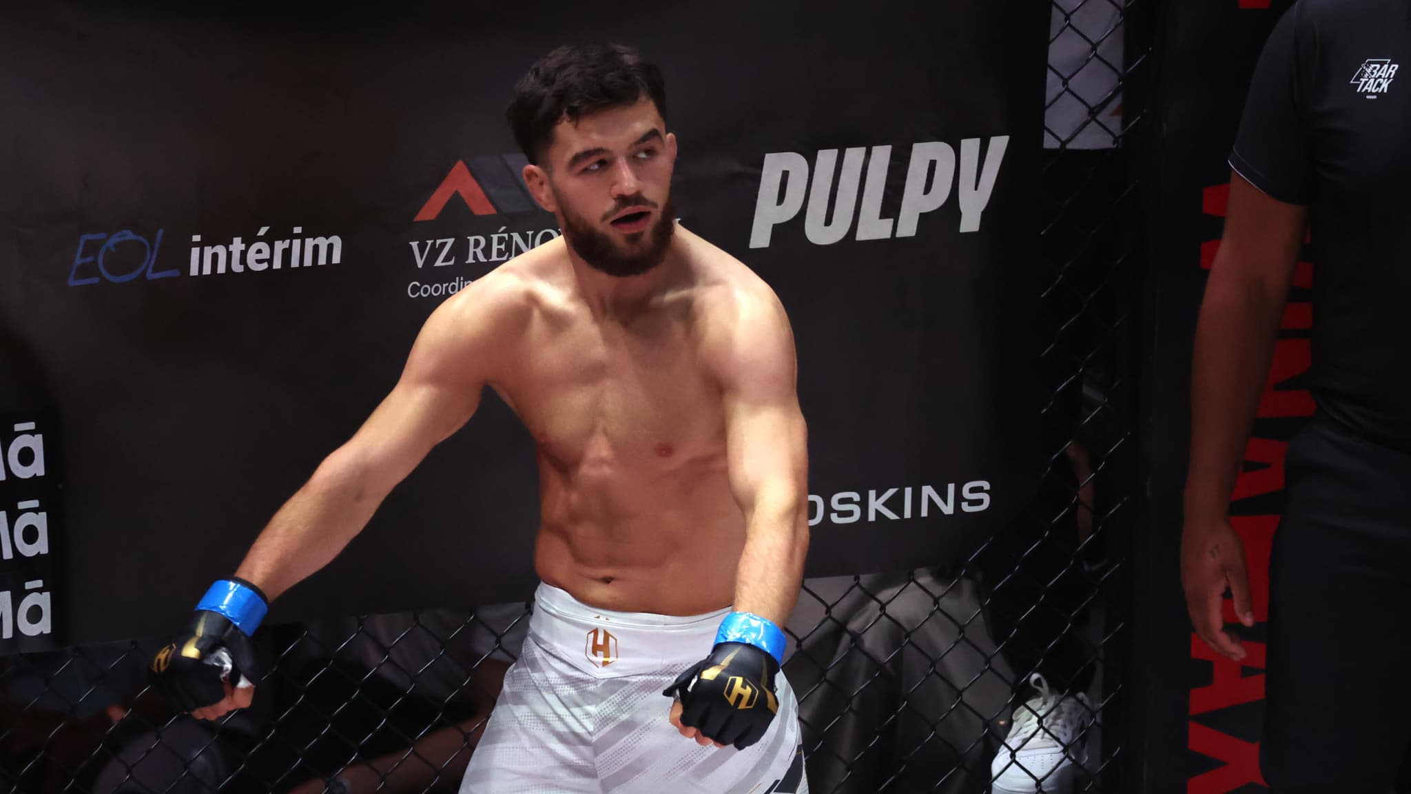 https://images.bfmtv.com/E_yb9PRyGdCW9E7w1dSyN1DD41M=/0x0:2048x1152/images/Anzor-Baybatyrov-lors-de-l-Hexagone-MMA-45-le-12-juin-2026-2303015.jpg