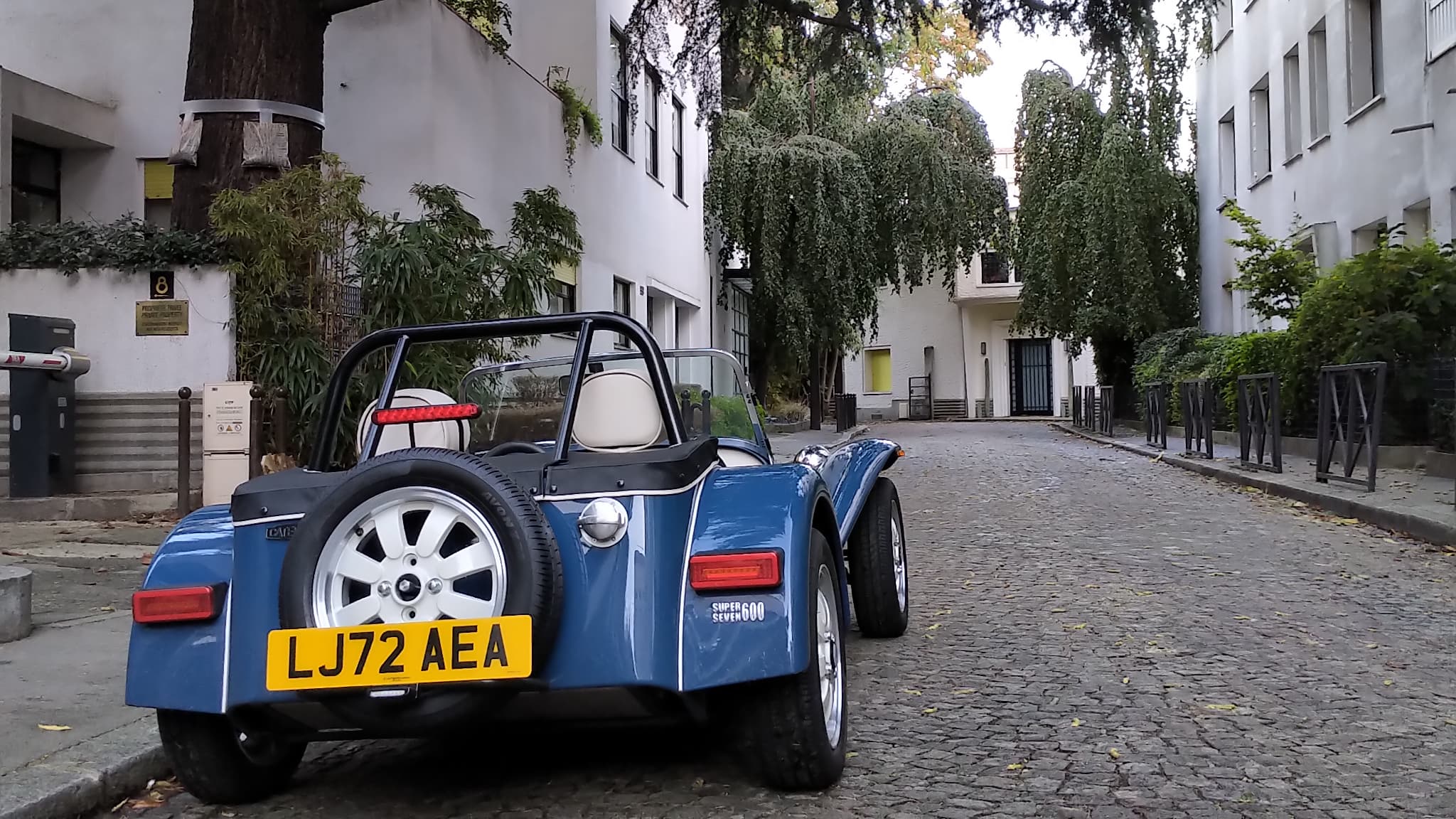 Les dimensions de cette Caterham en font une toute petite voiture: 3,1 mètres de longueur, 1,57 mètre de largeur et 1 mètre de hauteur,