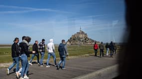 Des touristes au Mont-Saint-Michel, le 10 avril, 2022