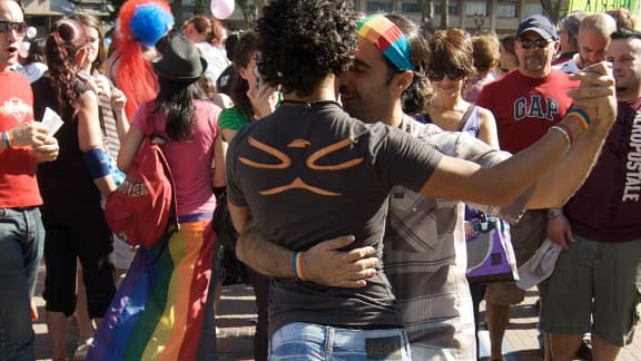 Un couple d'hommes dansant le tango