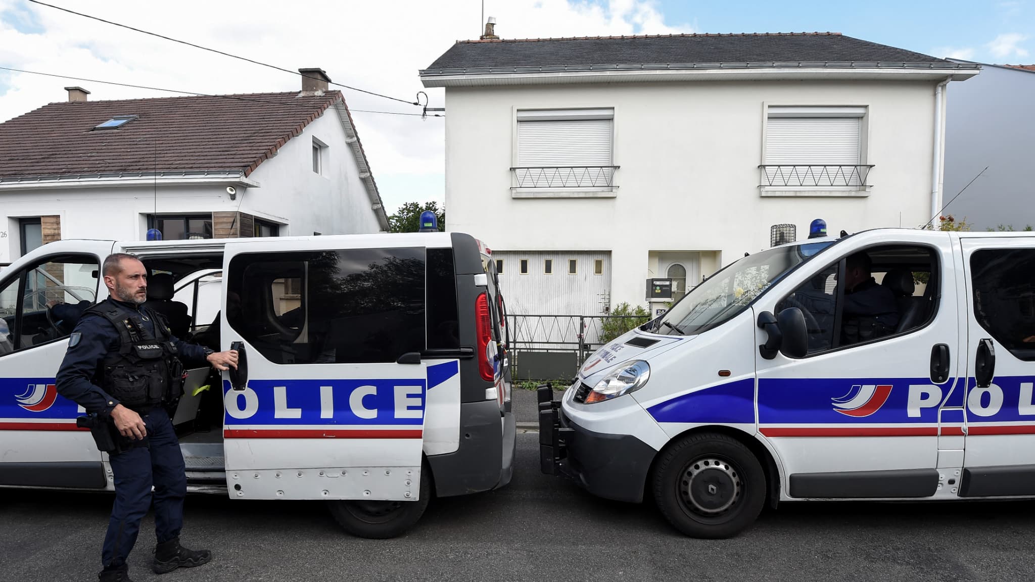 La police judiciaire de Nantes, lors de la reconstitution des meurtres de la famille Troadec à leur domicile, en avril 2019.