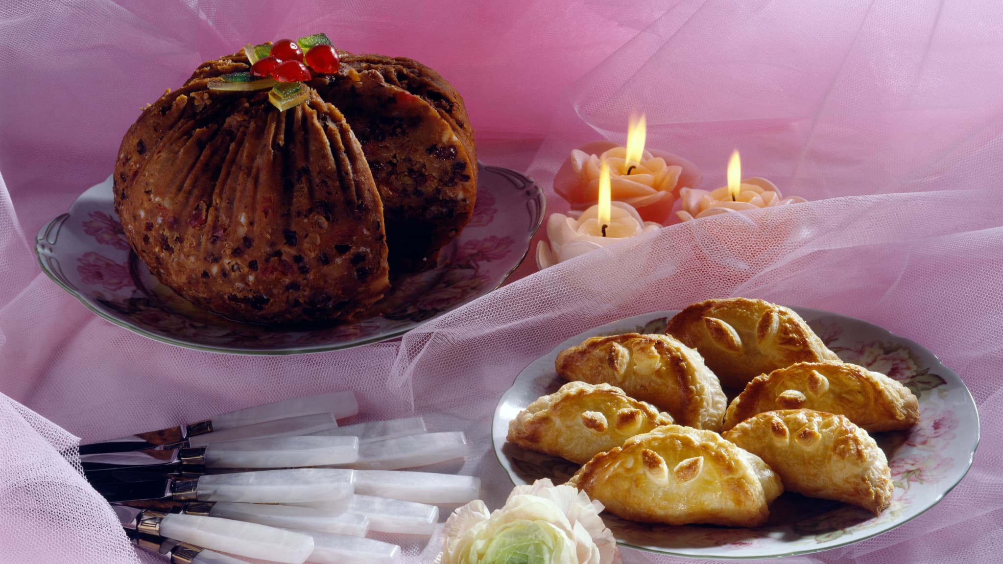 Un Christmas pudding et des mince pies.