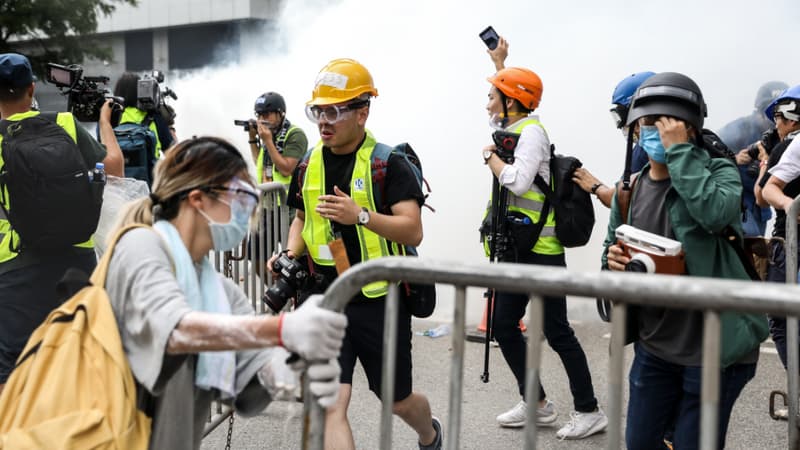 Les forces de l'ordre dispersent la foule hongkongaise à l'aide de gaz lacrymogène.