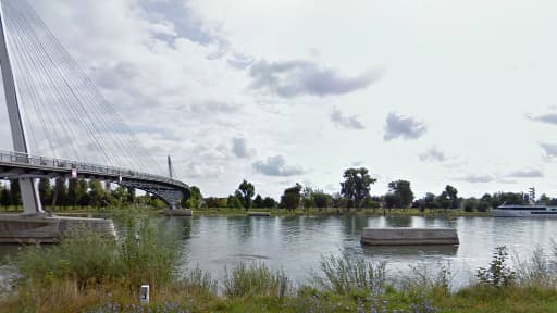 C'est dans cette zone que le bateau de plaisance est bloqué, au niveau du Jardin des Deux-Rives (illustration)