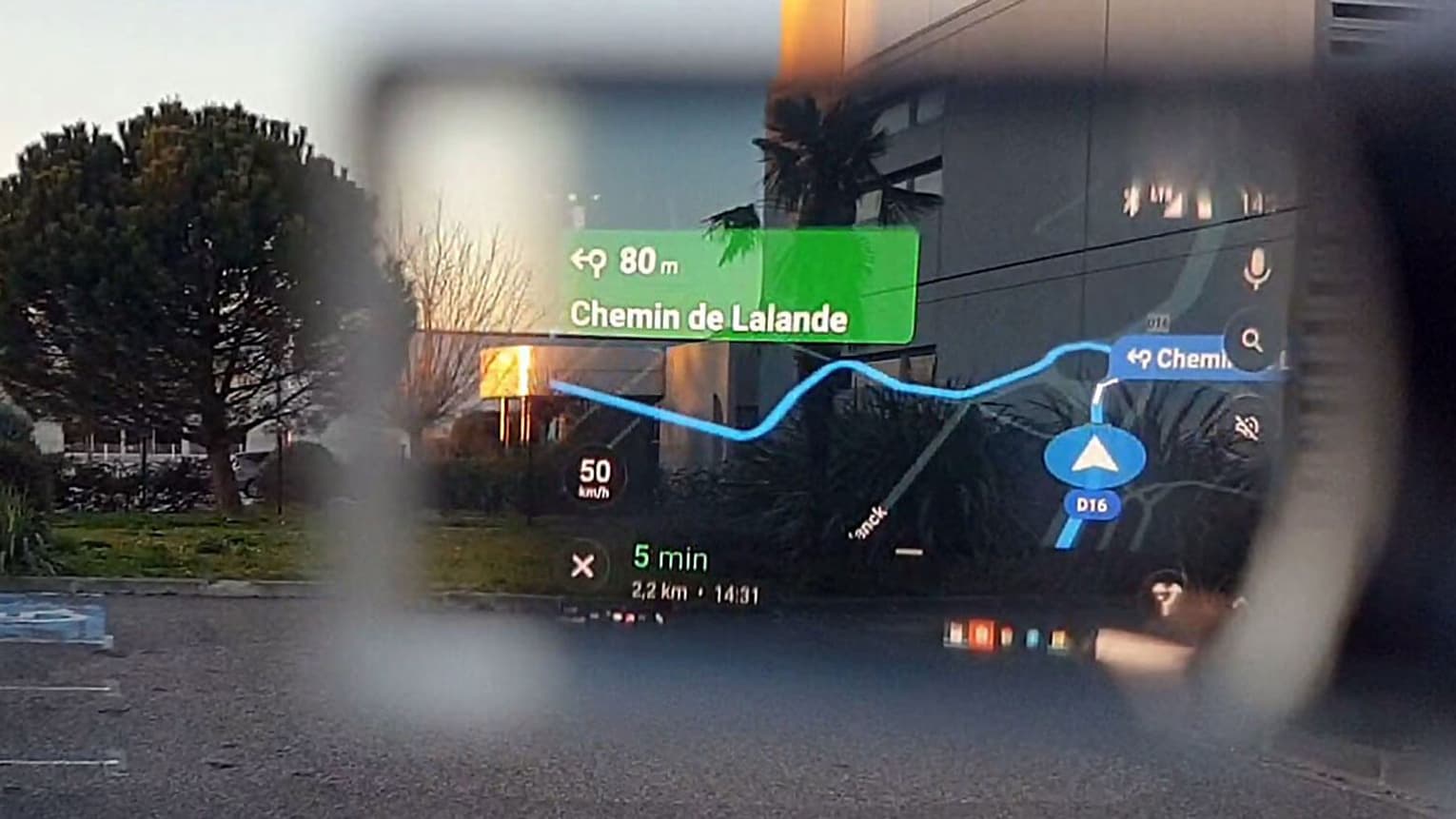 Avec EyeRide, l'itinéraire s'affiche dans un nano écran Oled et se consulte d'un regard sans gêner la vision Avec EyeRide, l'itinéraire s'affiche dans un nano écran Oled et se consulte d'un regard sans gêner la vision