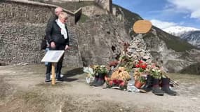 Un cairn en mémoire aux 12 migrants morts en tentant de traverser la frontière par les montagnes des Alpes le vendredi 15 mars 2024, installé près d'un mois plus tôt par l'association Tous Migrants à Briançon (Hautes-Alpes).