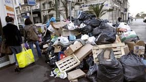 L'Etat a fait appel à la sécurité civile pour assurer le ramassage des ordures dans les rues de Marseille, au neuvième jour de la grève des éboueurs de la ville. /Photo prise le 18 octobre 2010/REUTERS/Jean-Paul Pélissier