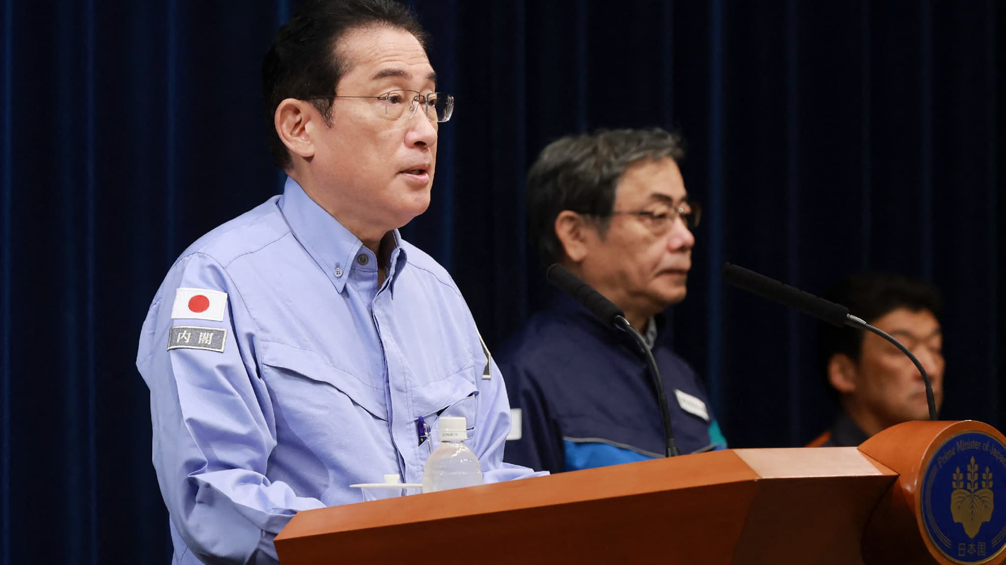 Le Premier ministre japonais Fumio Kishida (à gauche) tient une conférence de presse fictive à Tokyo lors de la Journée de la prévention des catastrophes, le 1er septembre 2023
