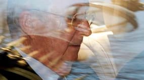 Le roi Albert II a demandé samedi au ministre belge des Finances, Didier Reynders, de jouer les médiateurs pour mettre fin à la crise politique entre partis néerlandophones et francophones qui menace de faire éclater la coalition gouvernementale. /Photo p