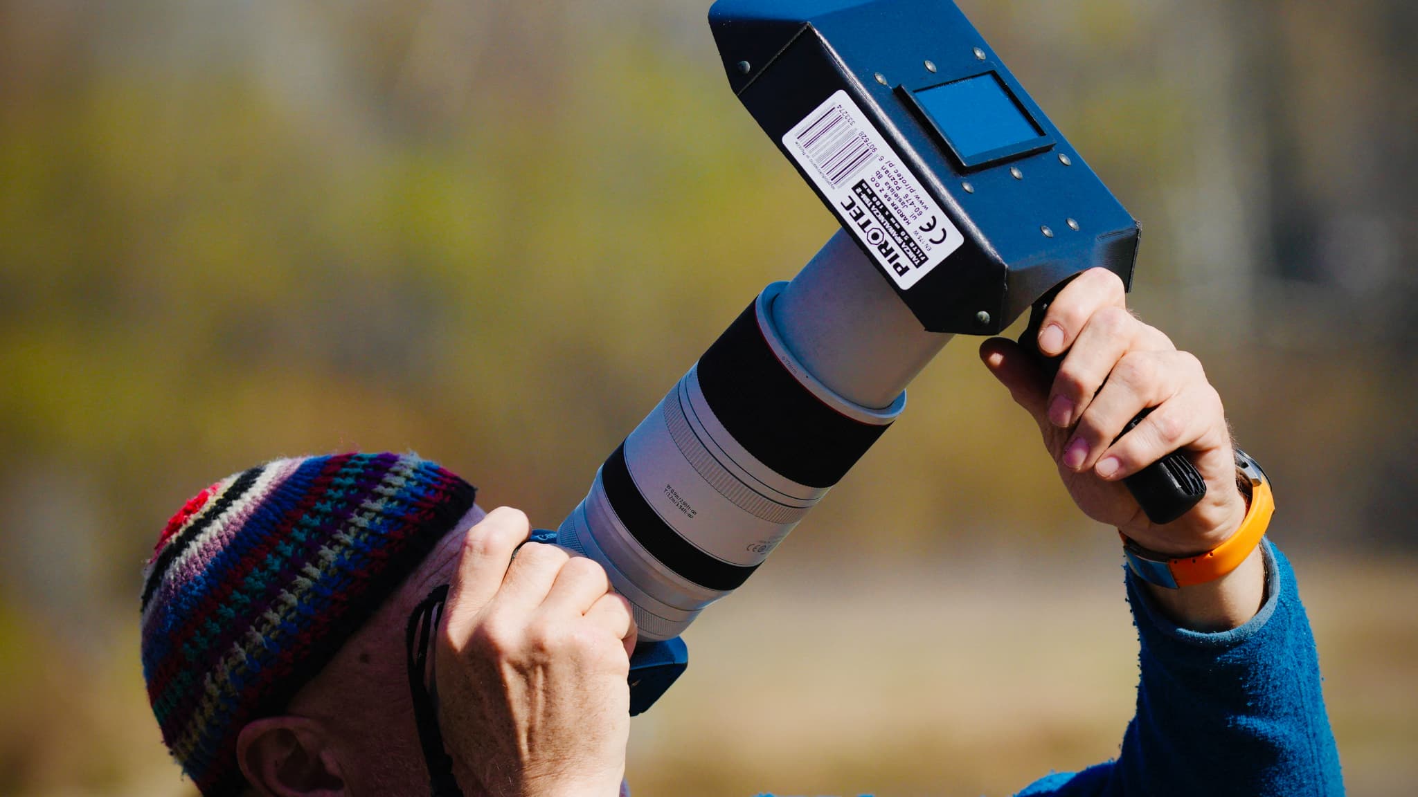 Des personnes observent l'éclipse solaire partielle au Centre scientifique Copernic, à Varsovie, en Pologne, le 29 mars 2025.