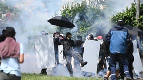 Des opposants "anti-bassines" manifestent à La Rochelle. 