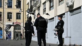 Des policiers en patrouille près d'un point de trafic de drogue, le 21 mars 2024 à Marseille