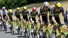 Les coureurs de la Visma-Lease a bike sur le Tour le 8 juillet 2025
