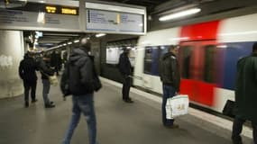 Des passagers attendent attendent leur train en gare de Châtelet-les-Halles, au centre de Paris, le 8 mars 2016