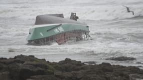 Navette des sauveteurs en mer échouée sur une plage des Sables d'Olonne à la suite d'un chavirage vendredi 7 juin