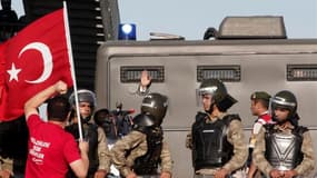 Manifestants près du tribunal de Silivri, à l'ouest d'Istanbul, où sont jugés les 275 accusés dans le dossier Ergenekon. Le général à la retraite Ilker Basbug, ancien chef d'état-major de l'armée turque, a été condamné à la prison à vie pour son implicati